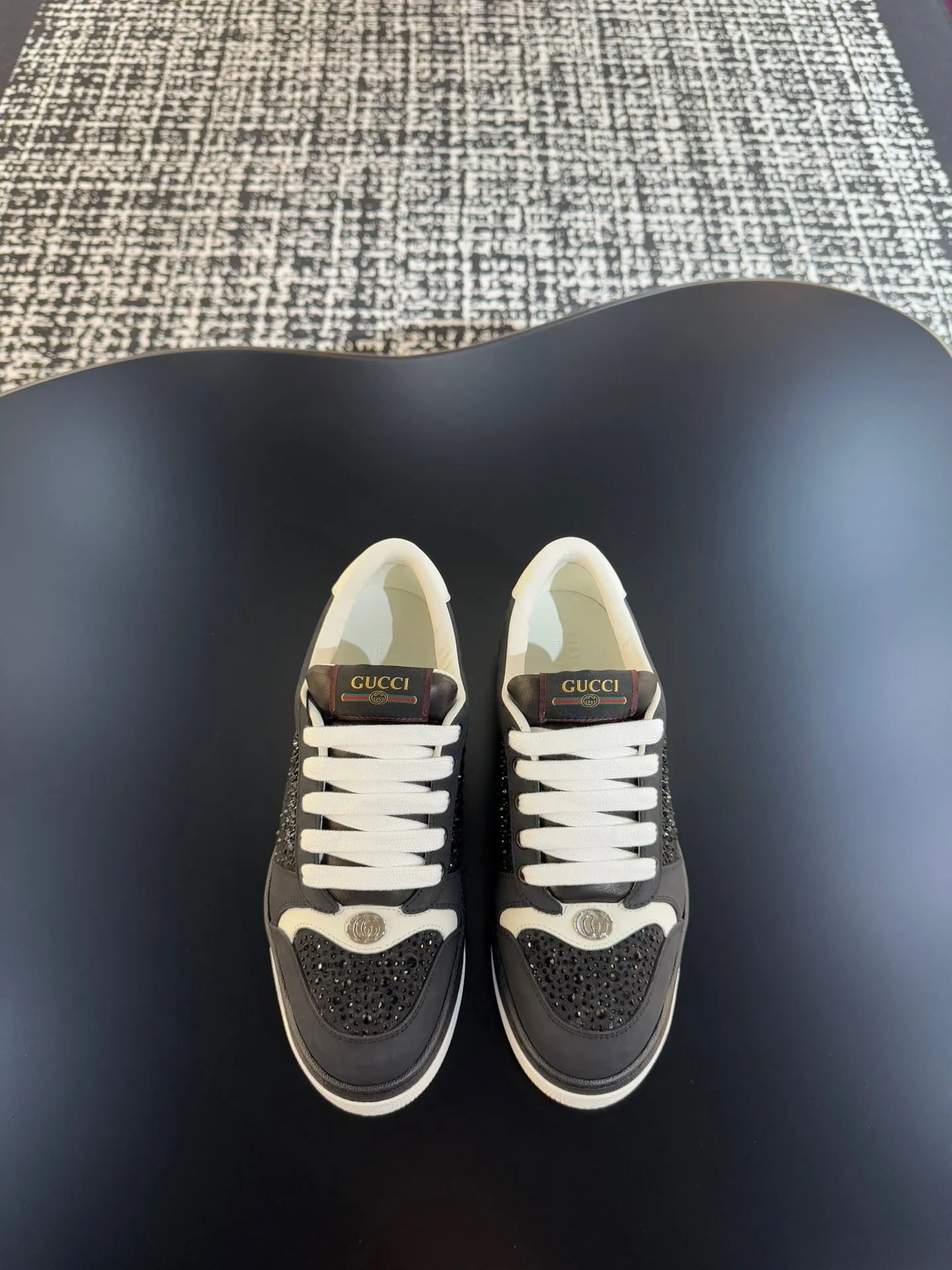 P640 Ceiling Level🔥🔥GUC**🔥🔥Screener Series Couple Decorated Web Sneakers This single product is from the Gucci Lido series, and its design is inspired by the summer style and beach clubs of the Italian coast. The Screener series of sneakers are inspired by classic sneakers from the 1970s, and the name is taken from the defensive moves in sports. This 2024 early autumn series of shoes is crafted from black rubber (a technical and malleable opaque material), with striped webbing on both sides and a Gucci printed embossed logo on the heel. Male 39-44 (customized at 38.45)